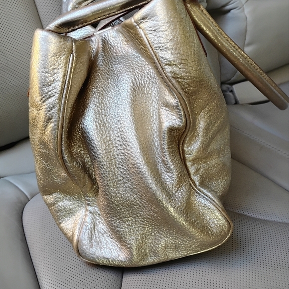 stylish Kate Spade New York Bexley Jessie tote bag features a solid pattern - Picture 5 of 11